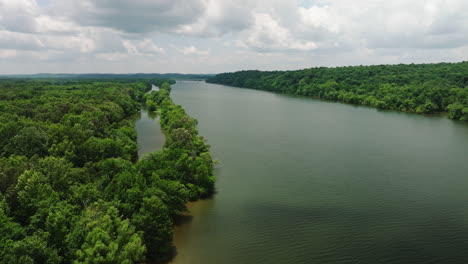 Lush-Forestland-And-River-At-Mousetail-Landing-State-Park-In-Perry-County,-Tennessee-Near-Linden,-United-States