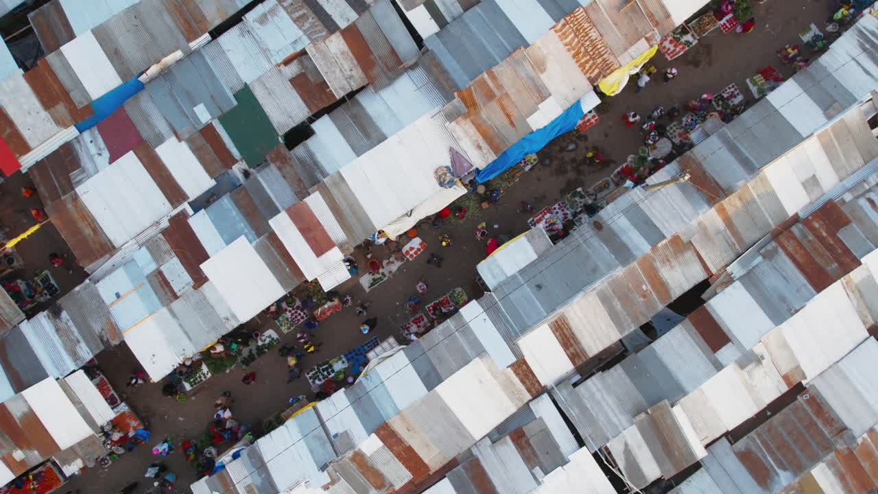 탄자니아 아루샤 시에 있는 메루 산의 공중 전망