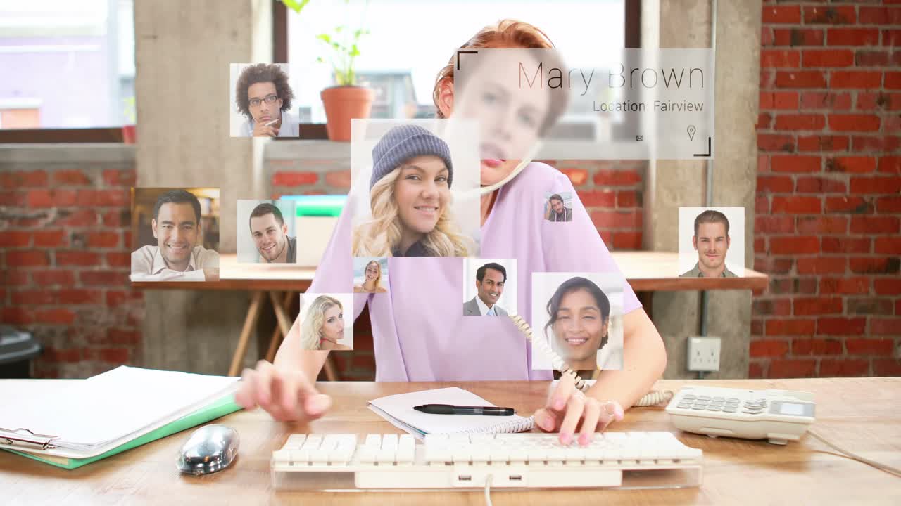 그래픽 디자이너가 사무실에서 전화로 이야기하고 있습니다.