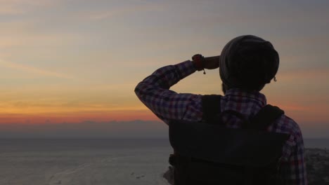 atractivo hombre de oriente medio con dreadlocks mirando hacia adelante al amanecer