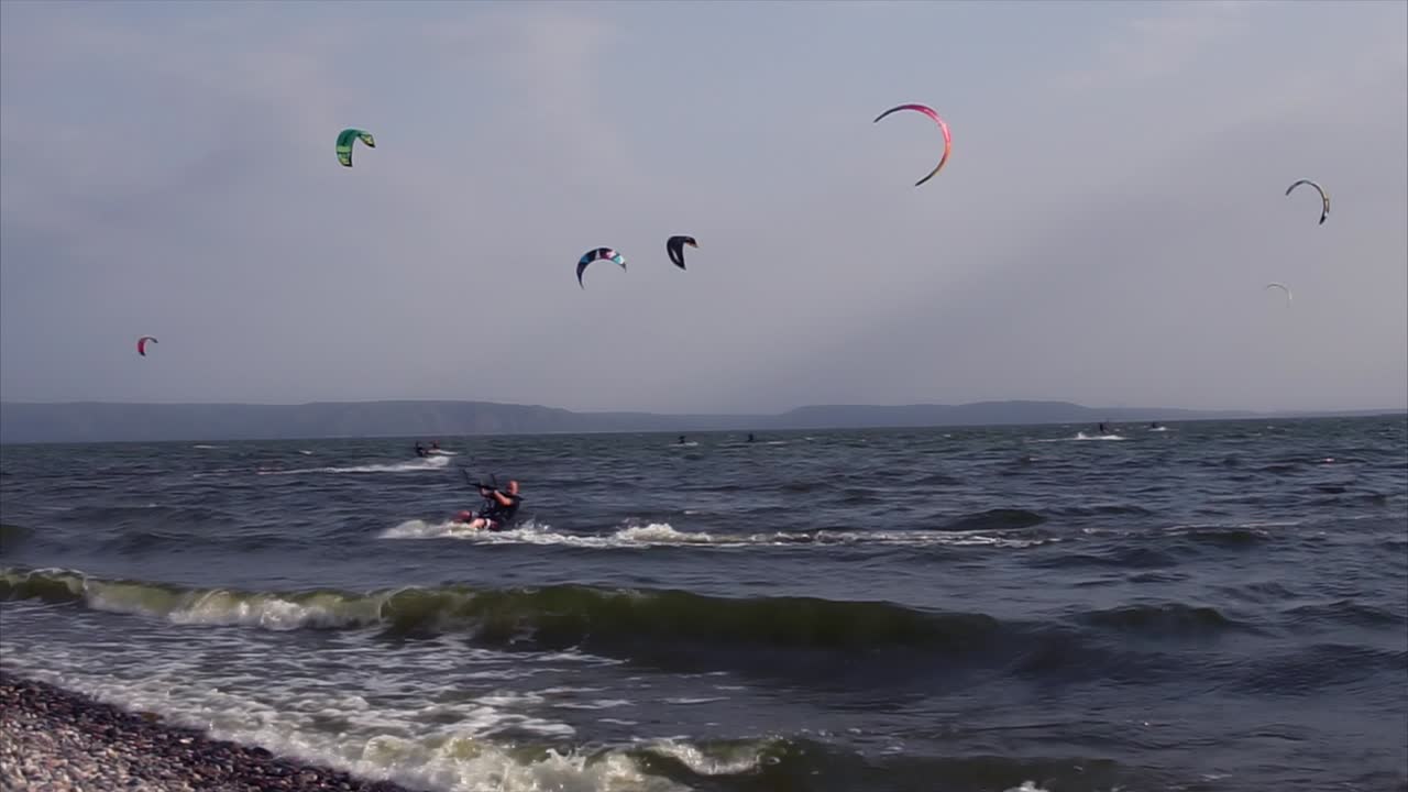 hacer kitesurf en el océano