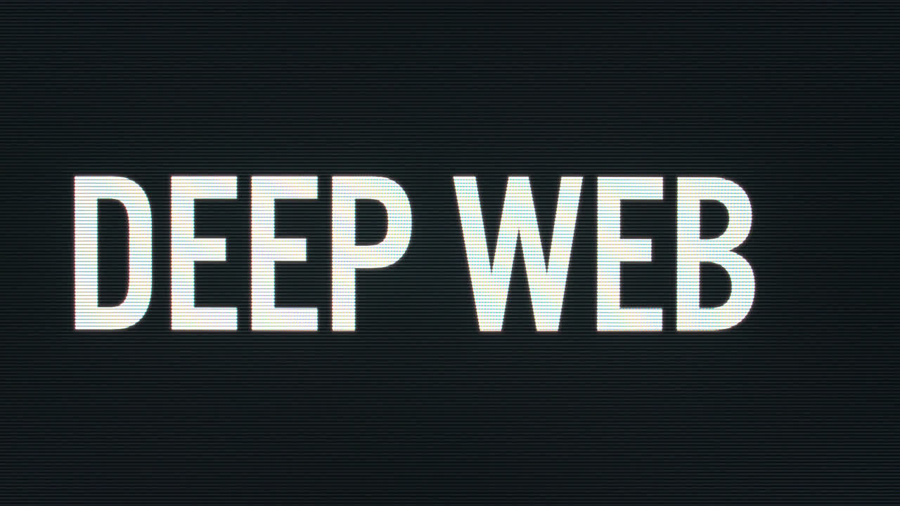 close-up van deep web wordt getypt op vintage computermonitor met knipperende cursor