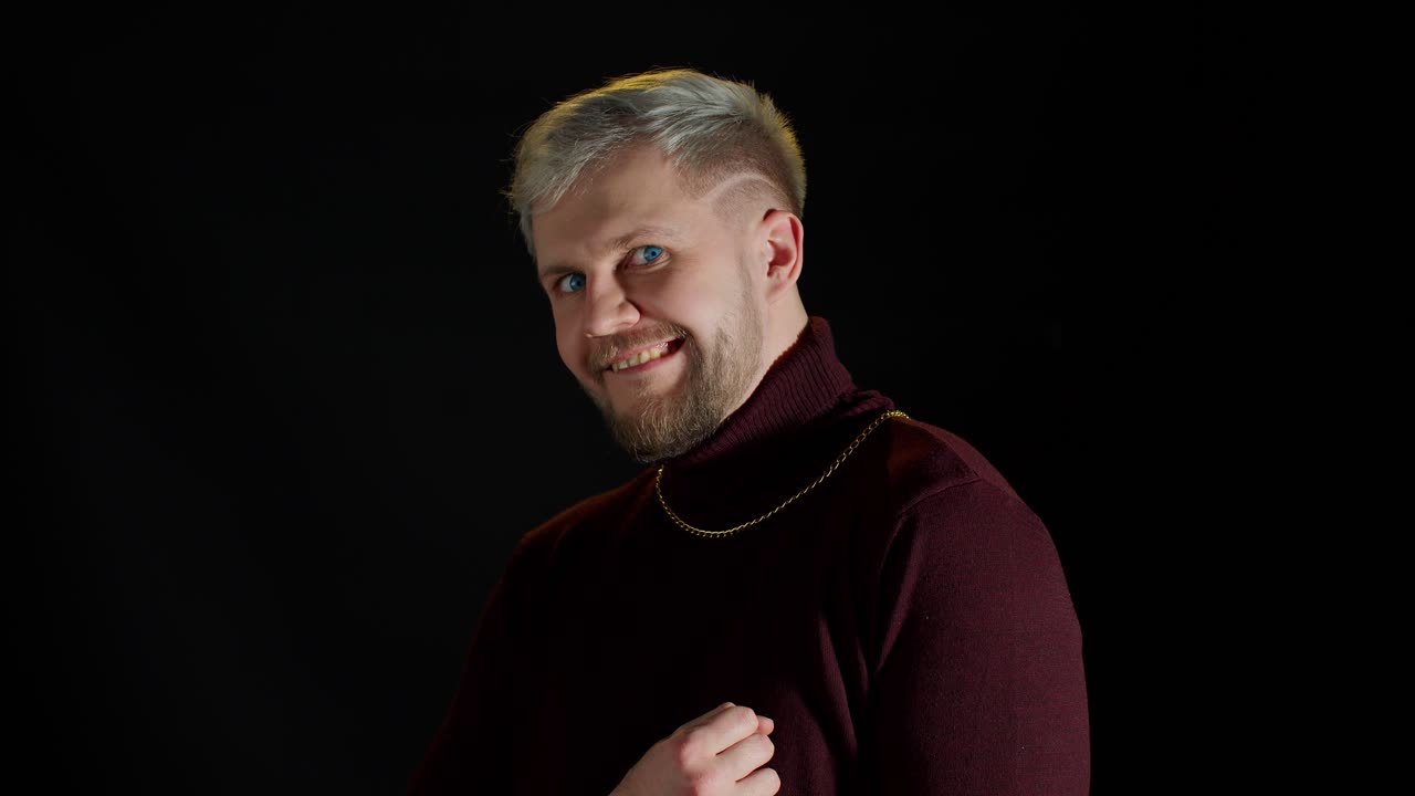 elegante joven juguetón pide unirse a él, seguirlo, hace señas con invitación mano abrazos gesto