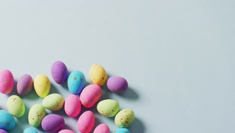 Múltiples-Huevos-De-Pascua-Coloridos-Sobre-Fondo-Verde-Con-Espacio-Para-Copiar