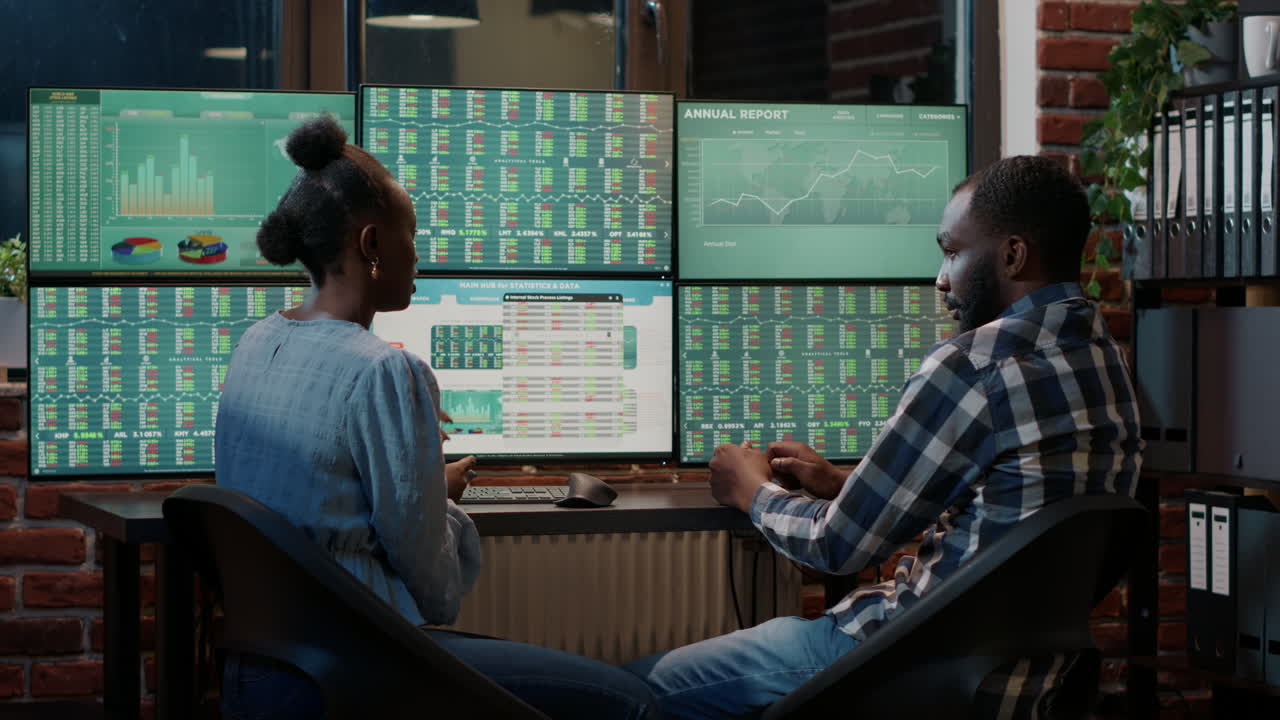 Brokers doing teamwork to create forex exchange sales growth
