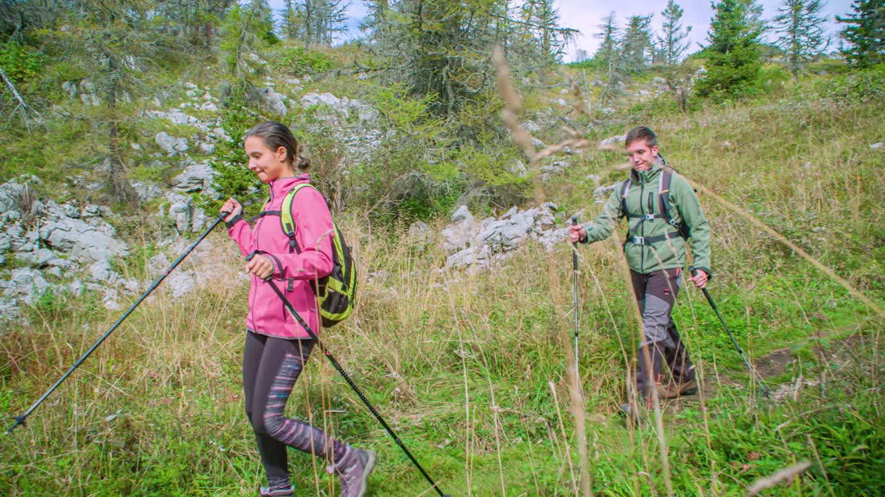 gente caminando en las montañas