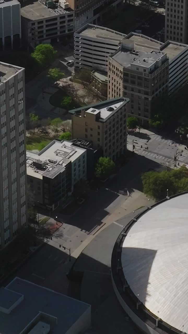 Vista do centro de Dallas, no Texas, do alto, mostrando edifícios e ruas