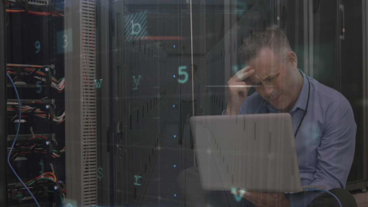 animación de advertencia de ataque cibernético sobre el hombre caucásico en la sala del servidor