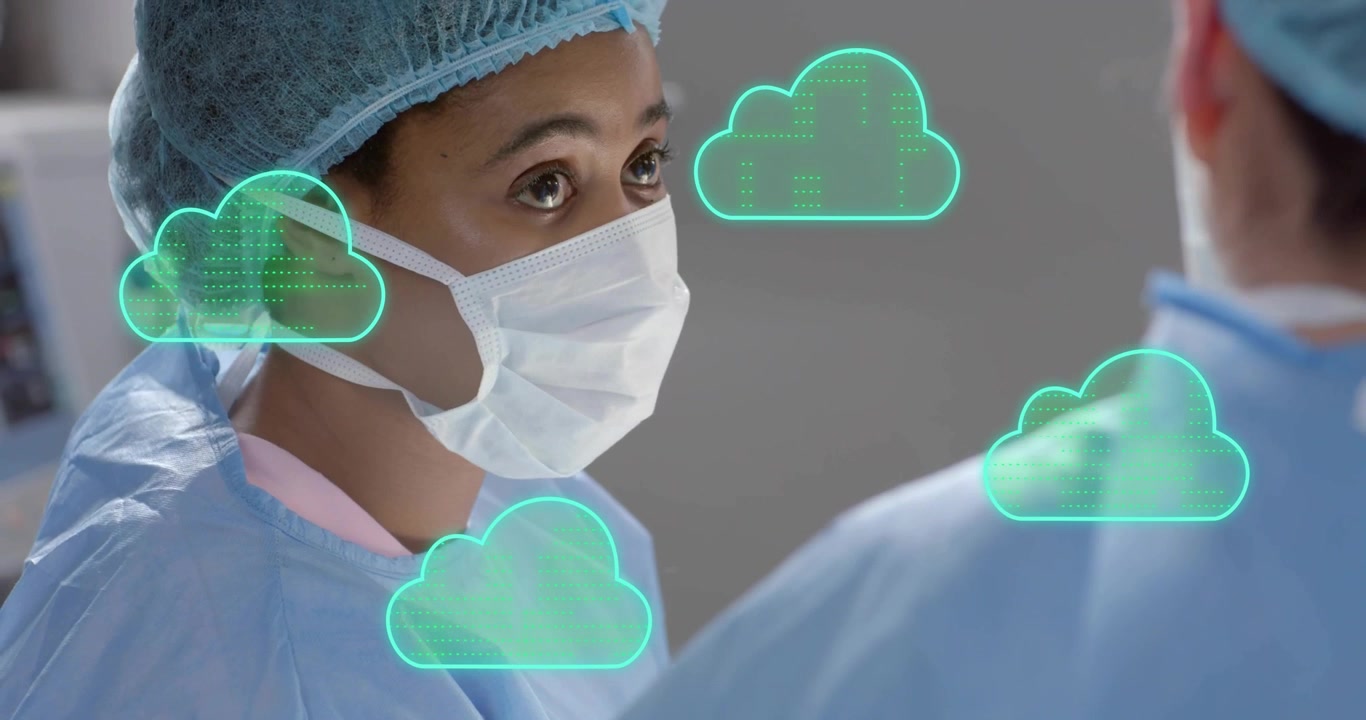 Chirurgo che osserva un collega e visualizza i dati attivando nuvole al neon e collegando la rete sanitaria.