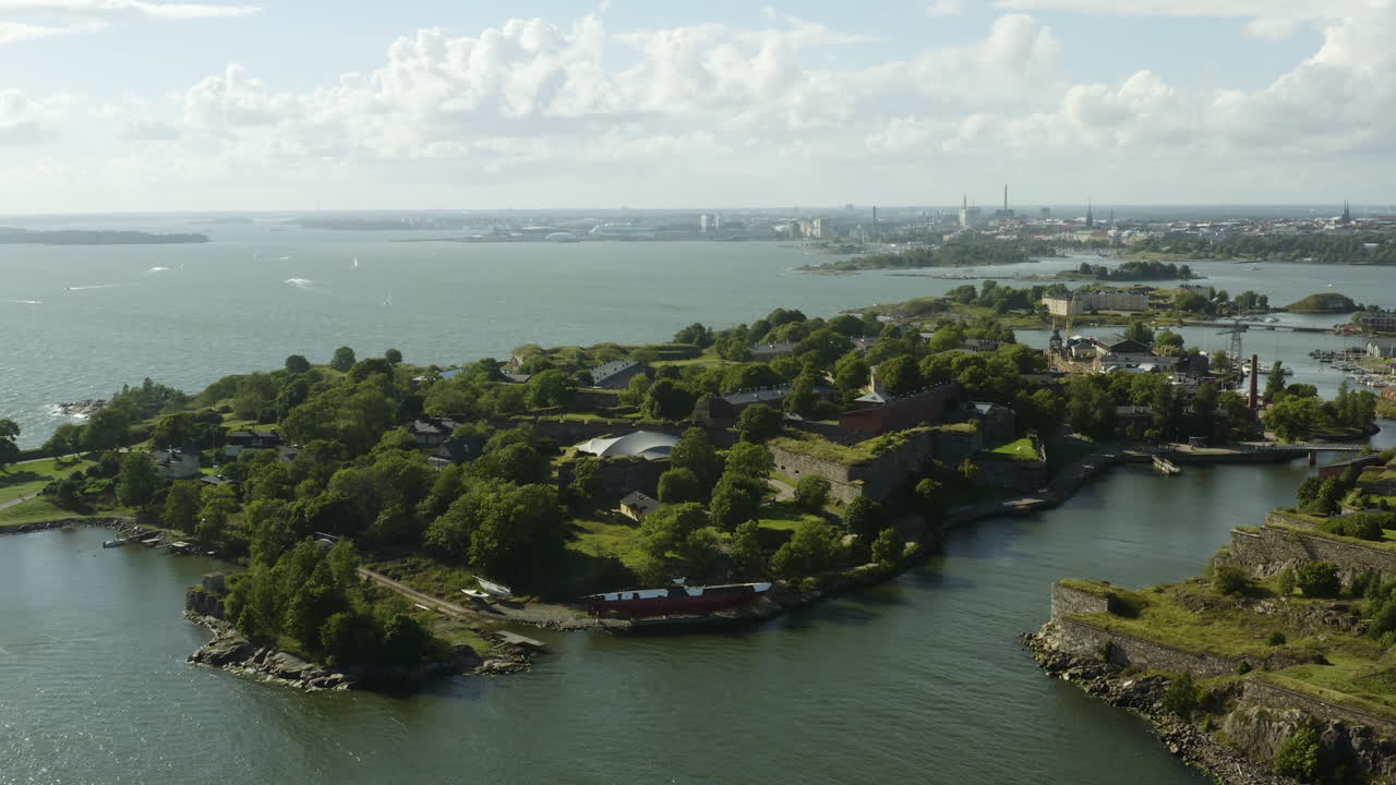 수오멘린나 요새, 화창한 여름날, 핀란드 헬싱키에서 수시사리 섬 주변의 공중 전망 - 궤도, 드론 샷
