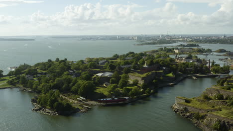 Vista-Aérea-Alrededor-De-La-Isla-Susisaari,-En-La-Fortaleza-De-Suomenlinna,-Soleado,-Día-De-Verano,-En-Helsinki,-Finlandia---órbita,-Disparo-De-Drones