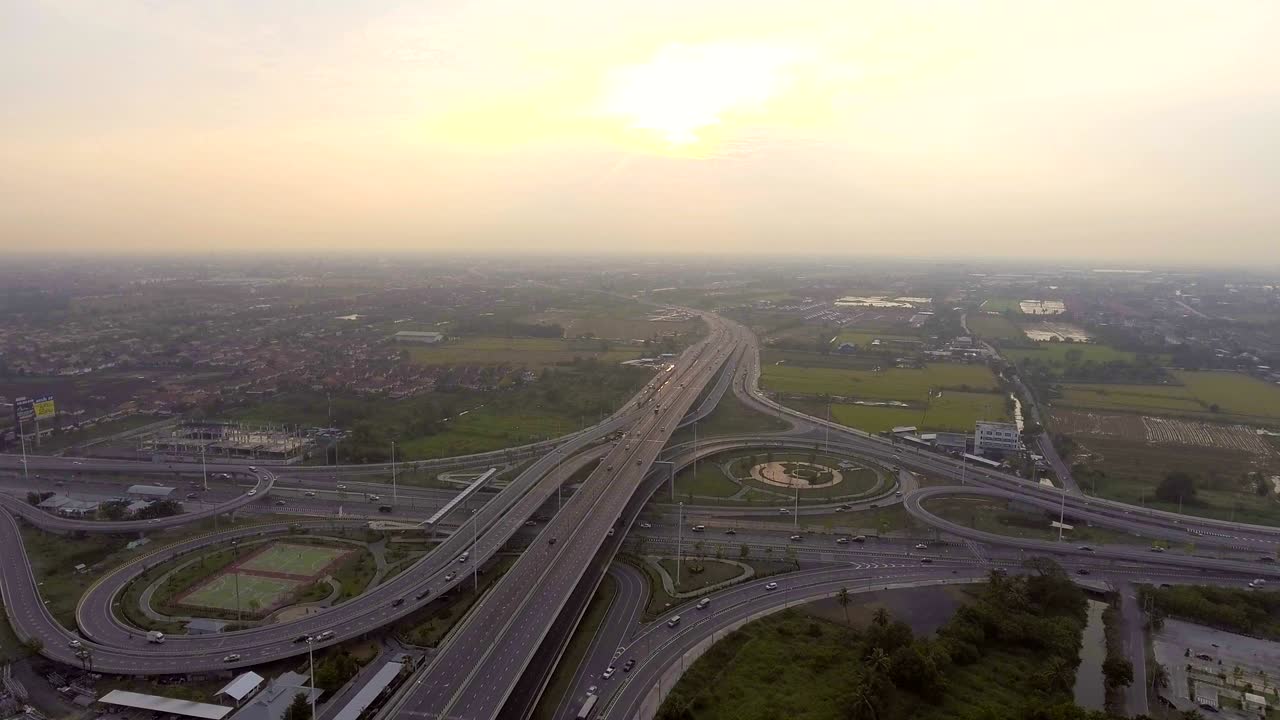 el tráfico de la carretera y el círculo en bangkok, tailandia al anochecer, vista aérea