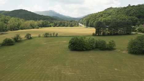 Drohnenaufnahme-Eines-Feldes,-Das-Das-Tal-Der-Appalachen-Enthüllt