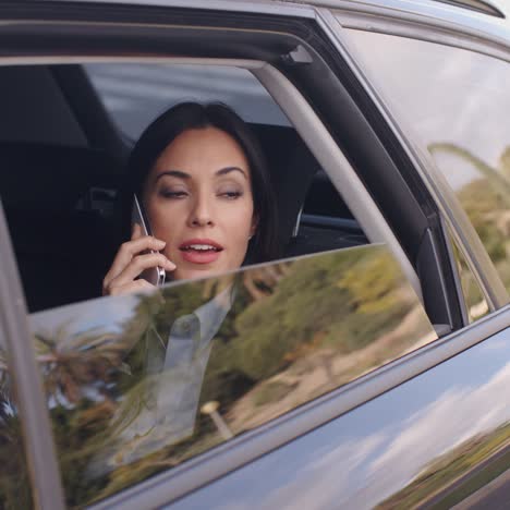 Curious-business-woman-on-teléfono-looking-from-car