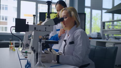 estudiantes realizando experimentos en un laboratorio de ciencias