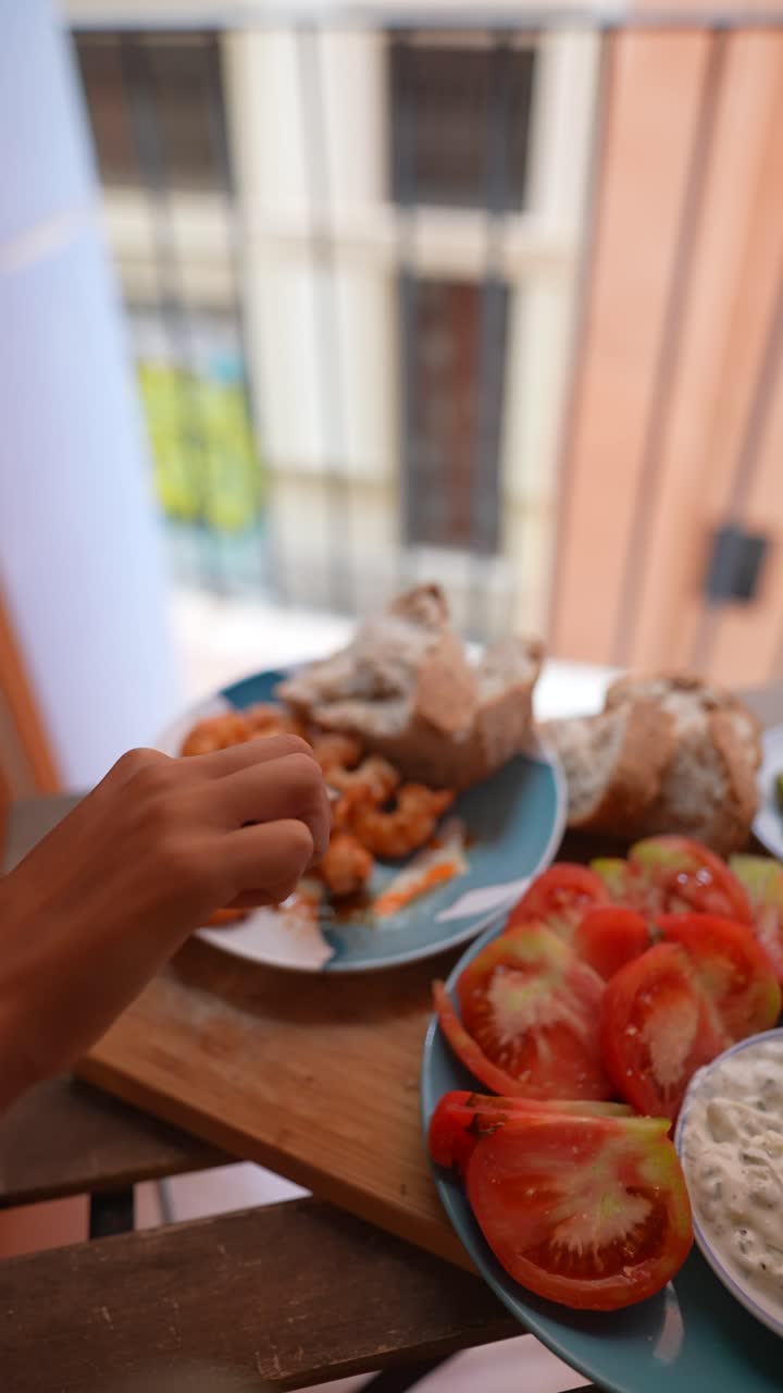 comida al aire libre en el balcón