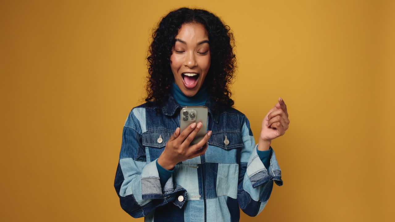 Donna emozionata che guarda il suo smartphone