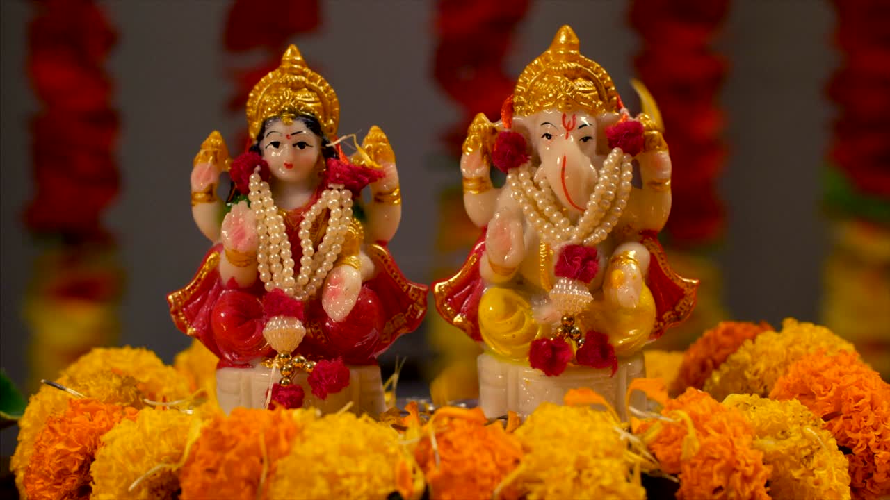 Puja di Diwali - Pioggia di fiori sulle statue della Dea Lakshmi e di Ganesha.