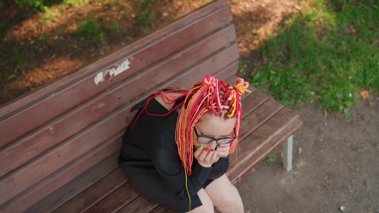 юные размышления на природе, спокойная молодая женщина с косами, погруженная в тихие думы на открытом воздухе, нежная девушка с заплетенными волосами, ушедшая в себя на лоне природы