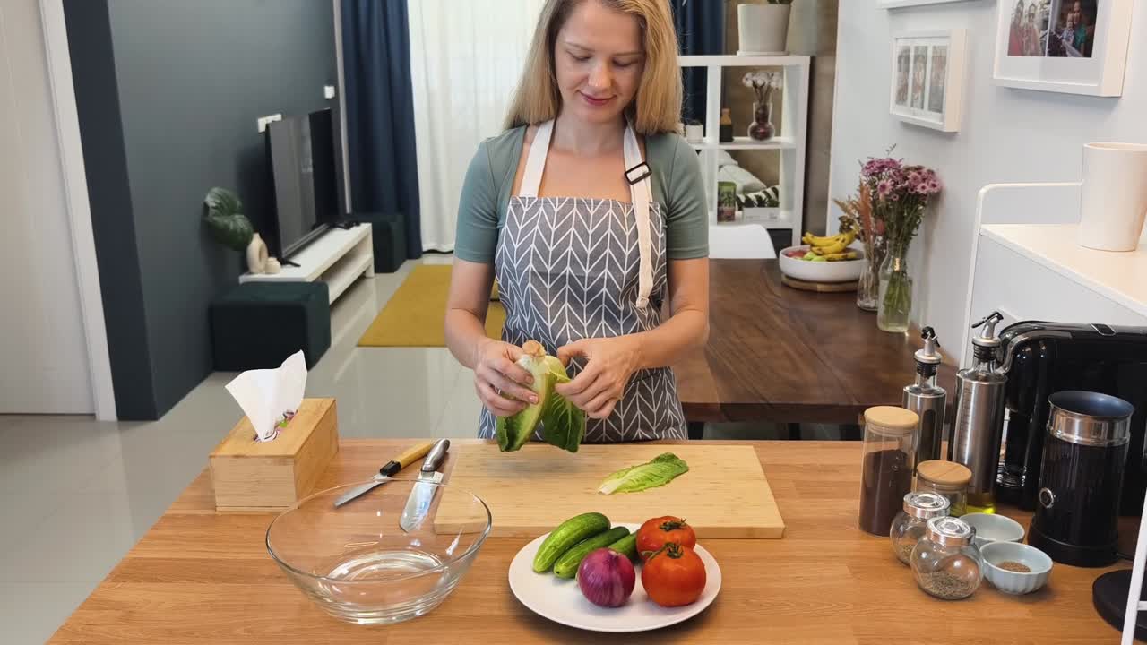 una mujer preparando una ensalada.