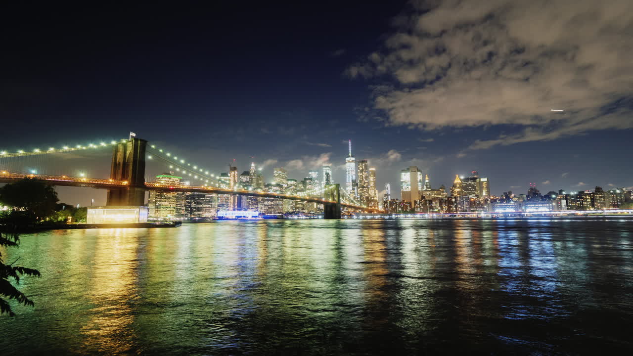 저녁 배의 유명한 브루클린 다리는 빛나는 배경에 강을 따라 항해