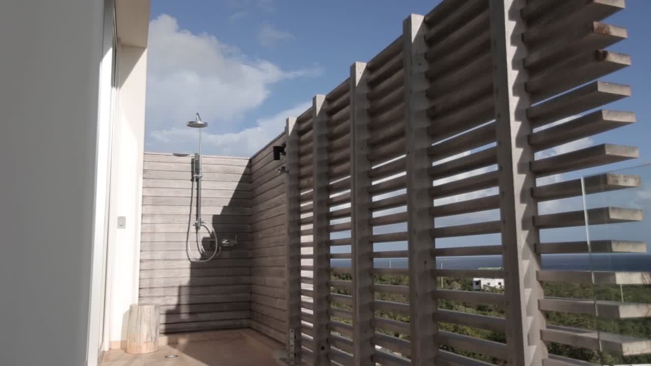 hyper lapse di doccia all'aperto con nuvole che passano nel cielo blu limpido balcone terrazza hotel resort viaggio destinazione vacanza suite di stanza di lusso