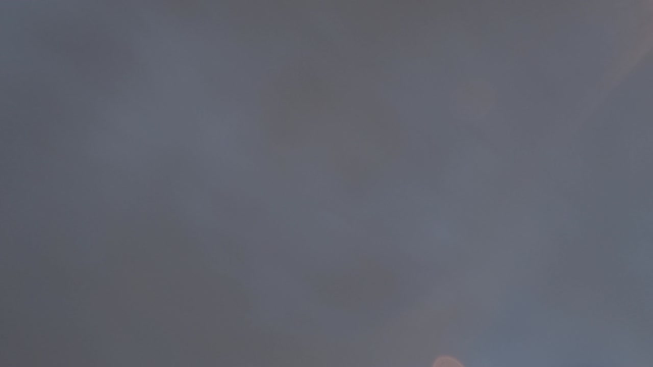 bokeh rayo de luz de la luna n estrella en el cielo de la noche oscura espacio con gota de lluvia de agua