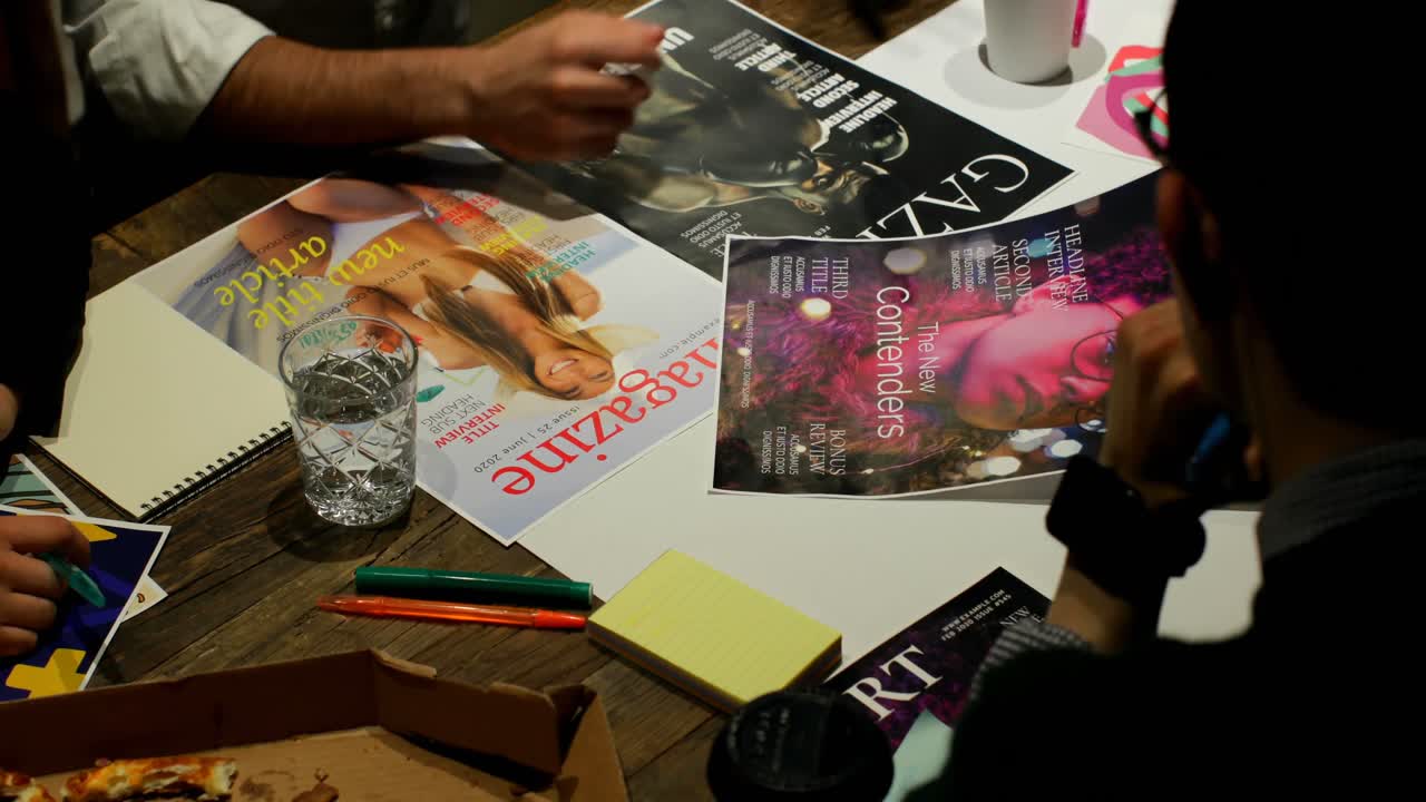 Colleghi che discutono di un poster in ufficio 4K