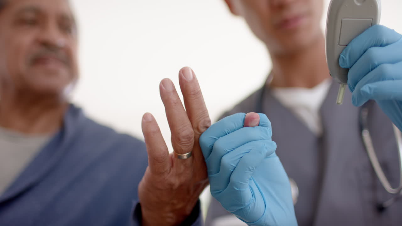 diverso médico masculino examinando la sangre de un paciente masculino anciano en casa, cámara lenta