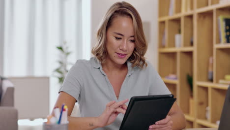 feliz, sonrisa y tableta con la mujer en la oficina de casa