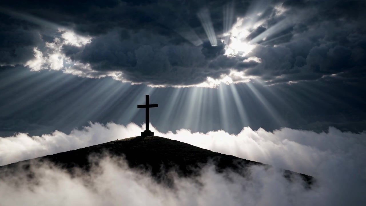 Croce cristiana in piedi sulla cima di una collina sopra le nuvole con spettacolari raggi di sole