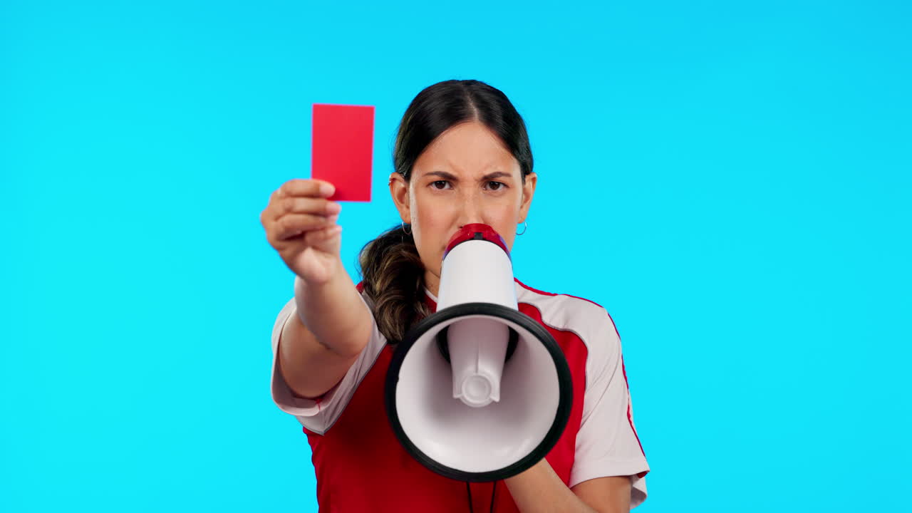 mujer árbitro, estudio y tarjeta roja en la mano