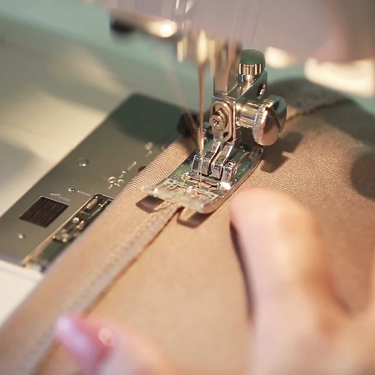 mujer costurera cosía ropa