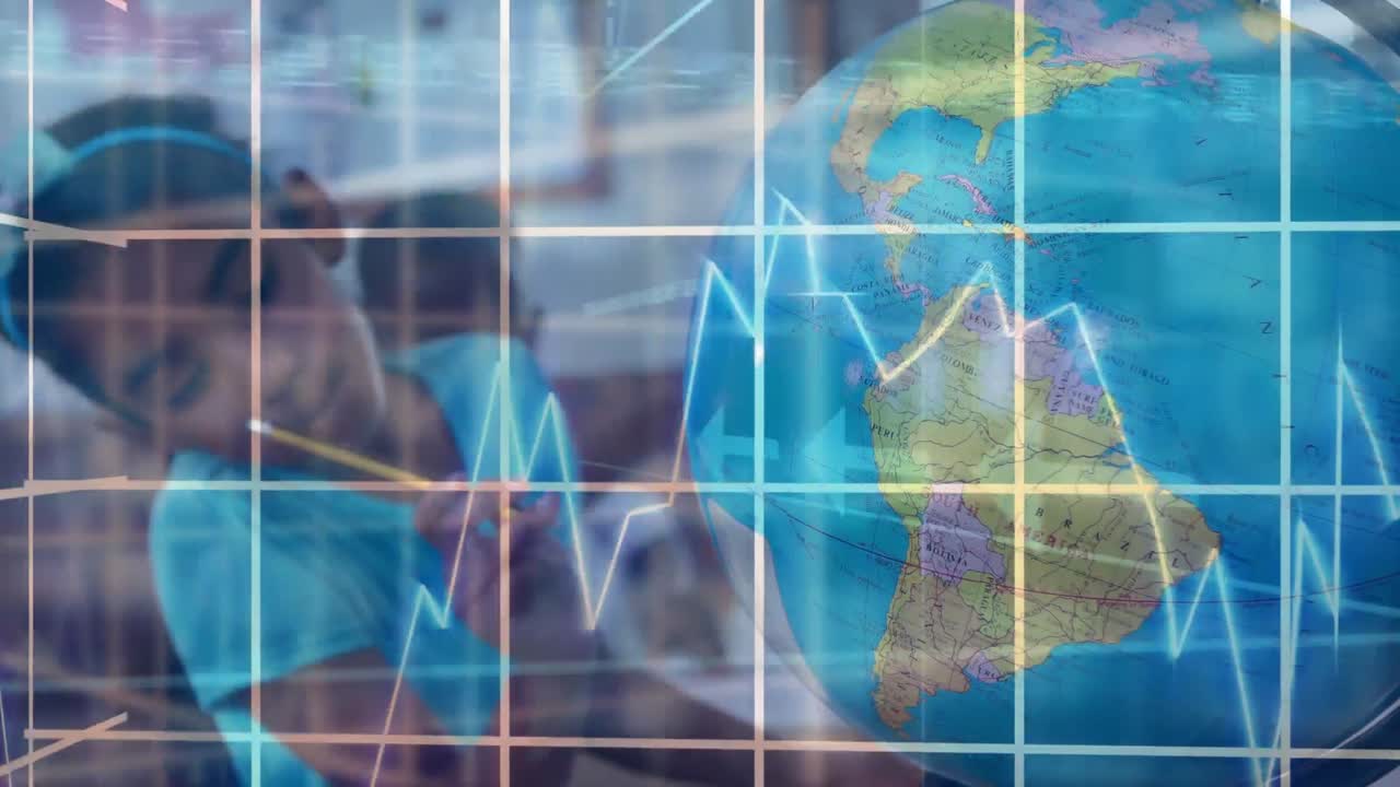 animación de una niña jugando con un globo sobre el procesamiento de datos en el fondo