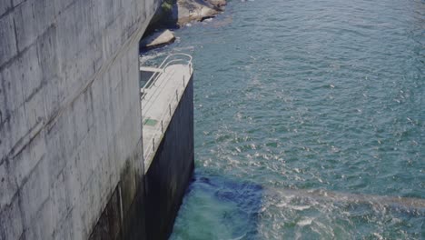 details zum fluss, der durch einen damm fließt