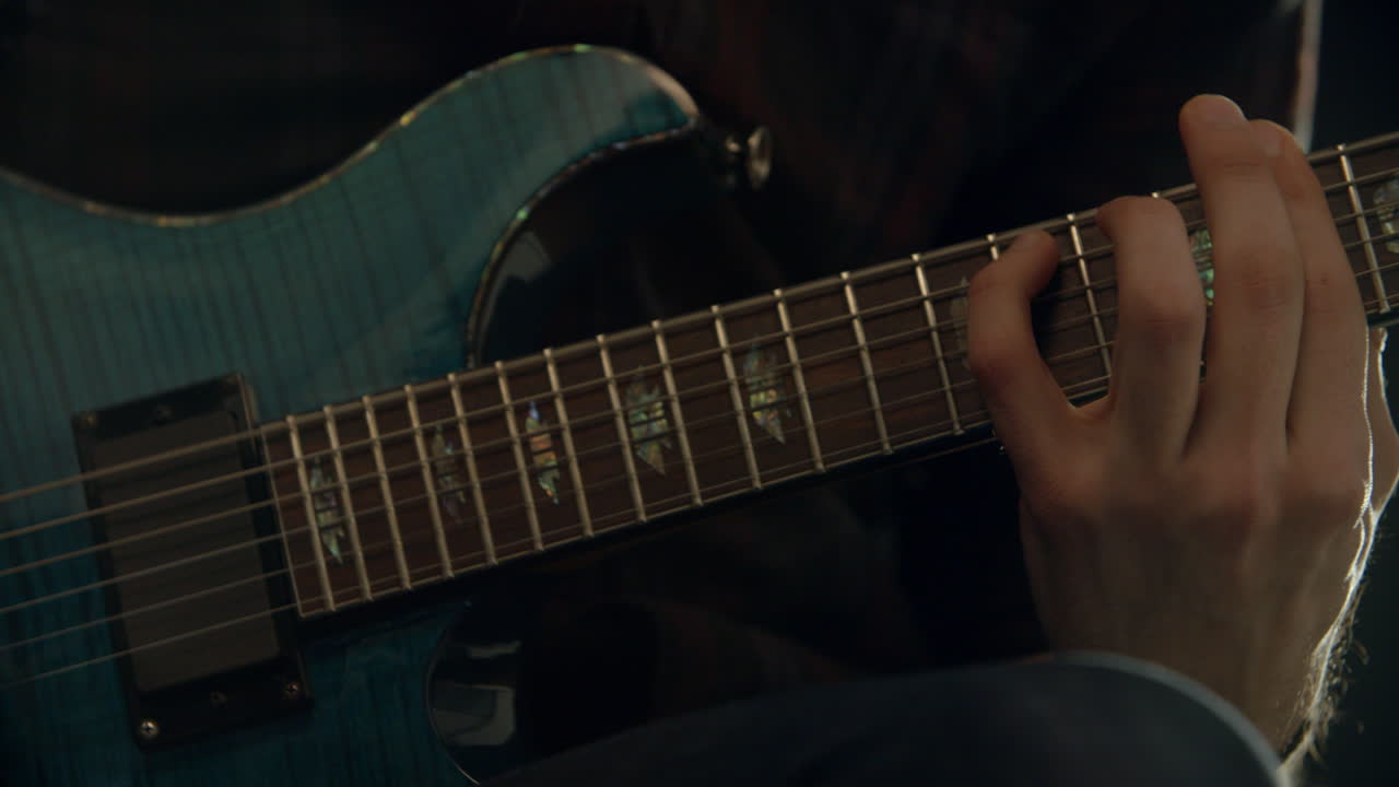 Ripresa al rallentatore di un uomo che suona la chitarra elettrica