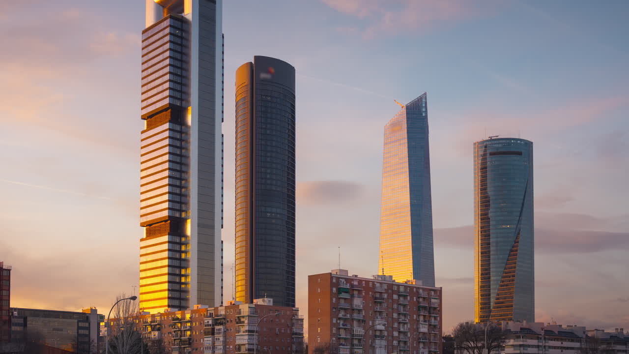 timelapse del área de negocios de cuatro torres al atardecer
