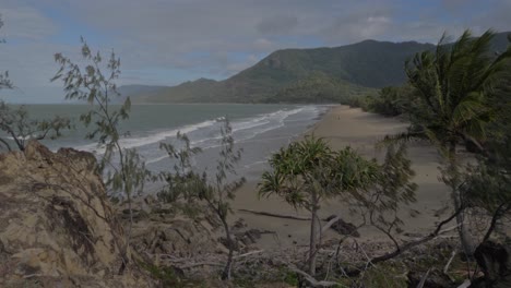 Panorama-Des-Eichenstrandes-Vom-Naturschutzgebiet-Thala-An-Einem-Düsteren,-Windigen-Tag-In-Qld,-Australien