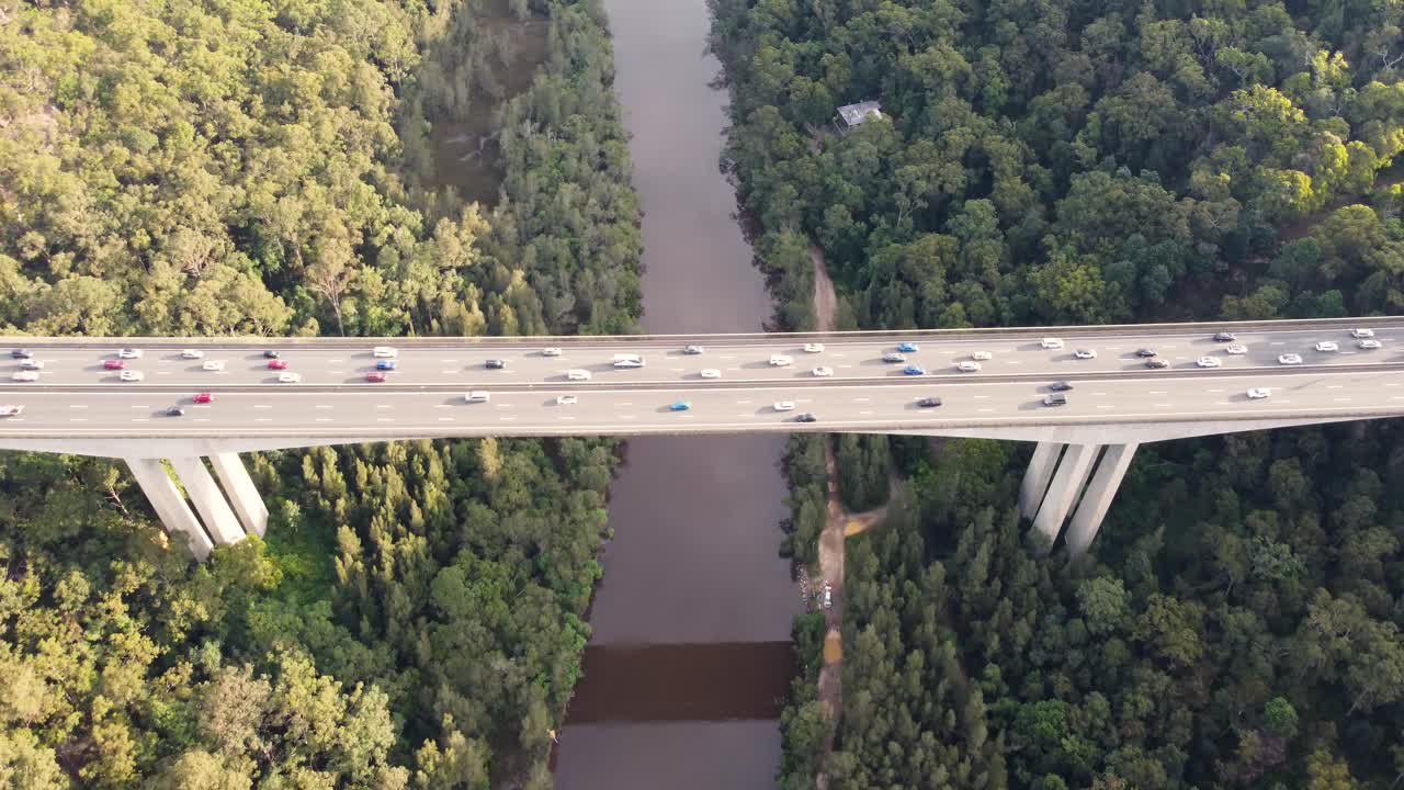 드론 팬 무니 무니 크릭 브리지 북두칠성 m1 고속도로 고속도로 중앙 해안 hawkesbury river nsw australia 3840x2160 4k에서 시드니로 가는 자동차 교통