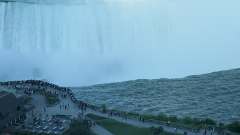 Un-Primer-Plano-De-Personas-Mirando-Las-Cataratas-Del-Niágara-Desde-El-Lado-Canadiense