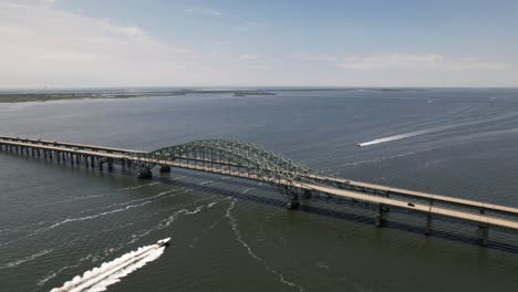 Eine-Luftaufnahme-Der-Great-South-Bay-Bridge-An-Einem-Bewölkten-Morgen