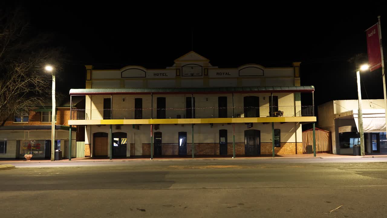 밤 에 식민지 양식 의 건물 을 지나가는 차량 들