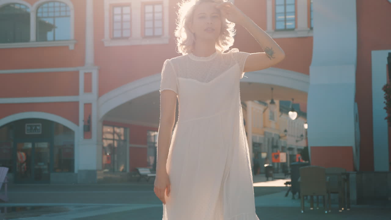женщина в белом платье в городе