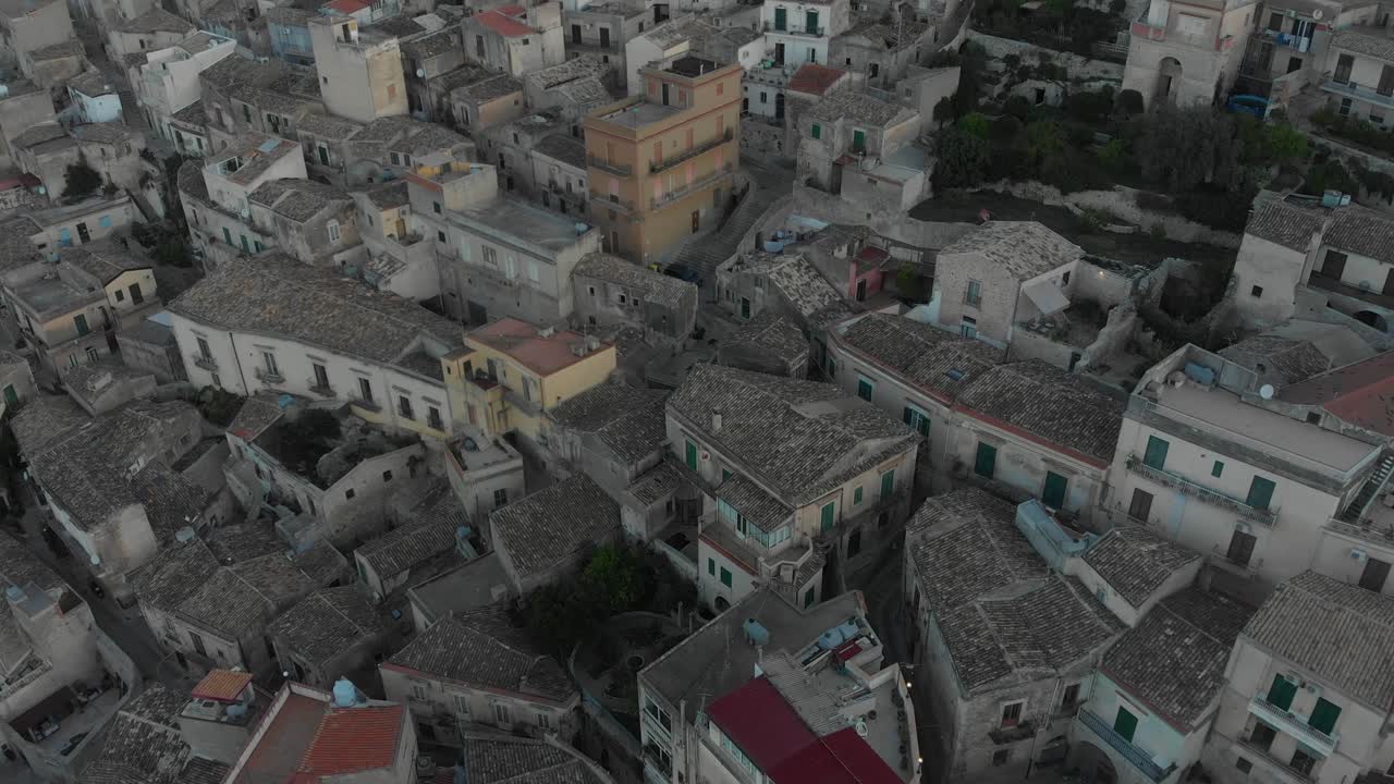 해가 뜨는 동안 시칠리아의 모디카 구시가지의 위에서 내려다보는 풍경