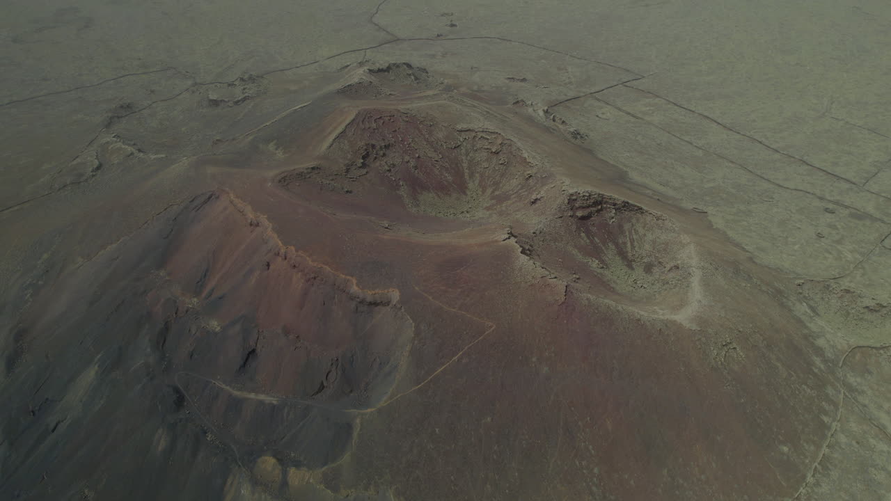 vista aérea en órbita sobre el cráter del volcán arena en la isla de fuerteventura en un paisaje desértico