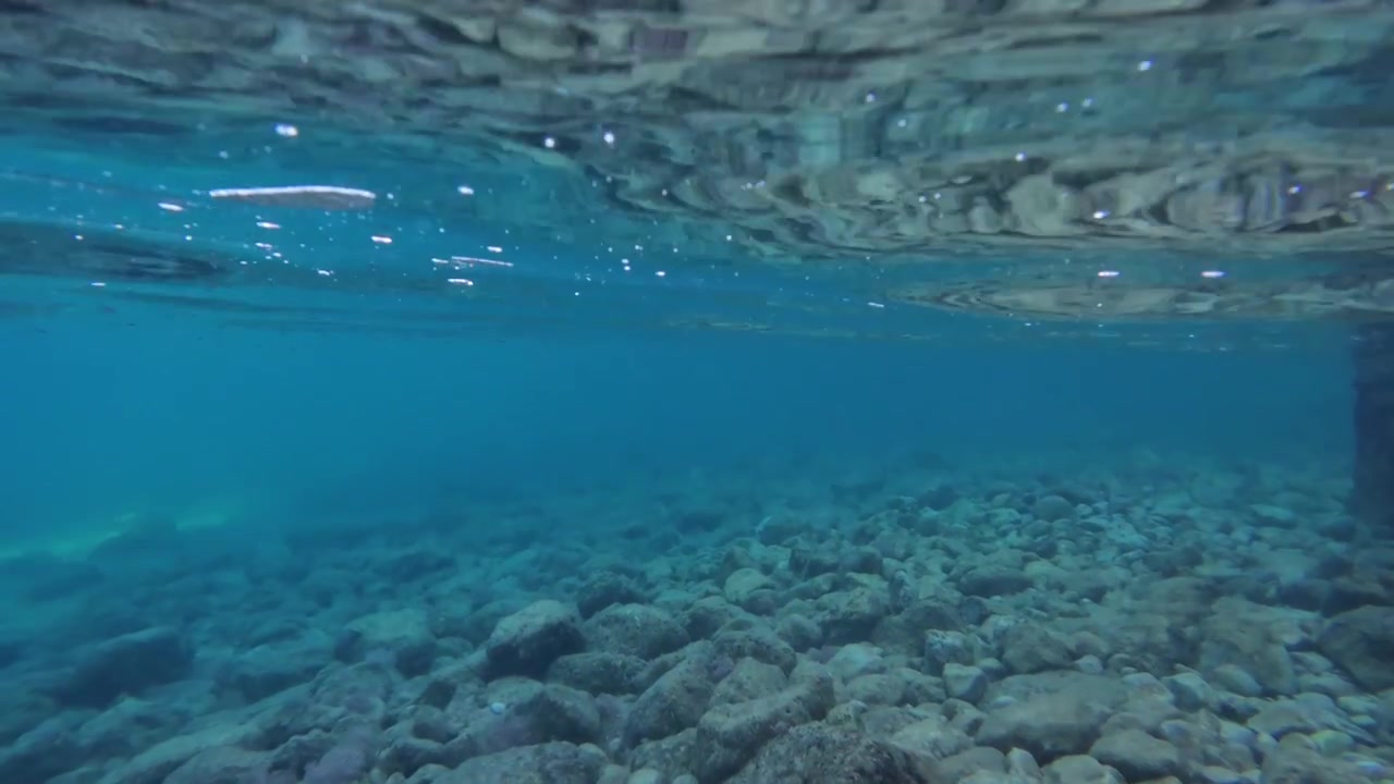 Canal icónico con acantilados de piedra caliza escarpados y agua azul profunda, mostrando un notable hito de ingeniería y un popular destino turístico en Grecia.