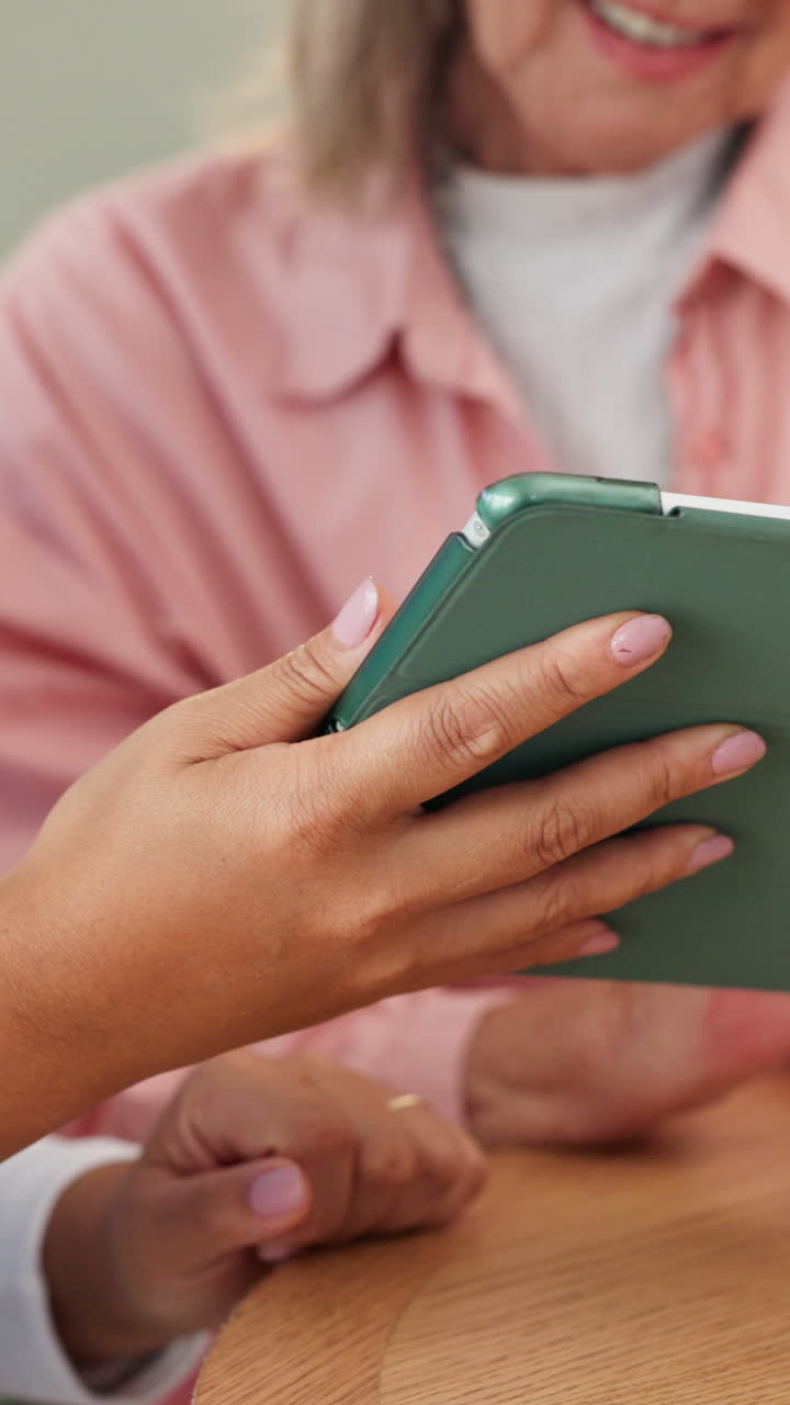 mujer con una tableta
