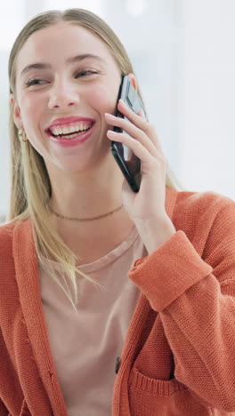 Llamada-Telefónica,-Felicidad-Y-Mujer-De-Negocios