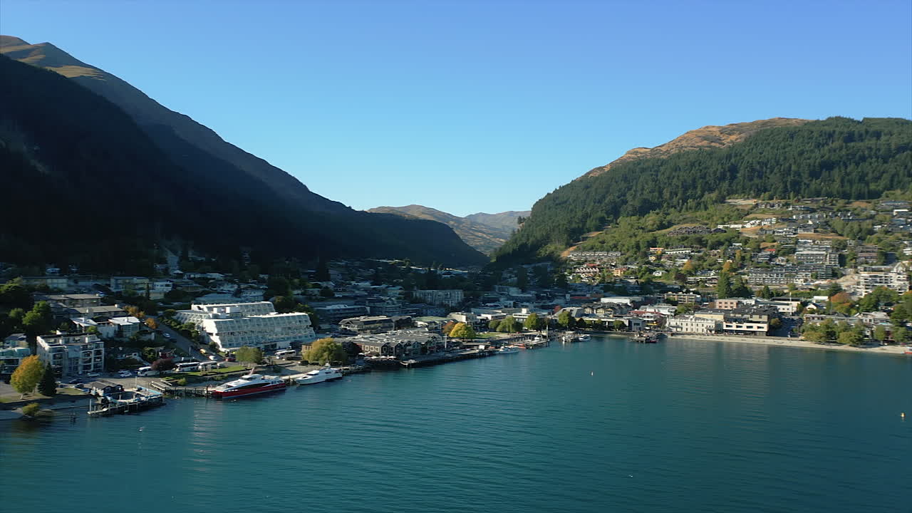vista aérea de queenstown, nueva zelanda en la costa de la bahía de queenstown