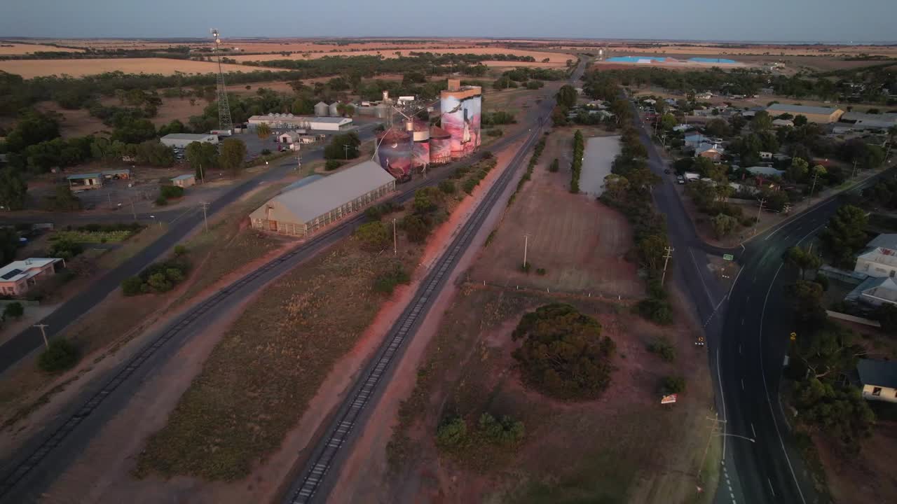 establecimiento de obras de arte de silo aéreo en la ciudad de sea lake, victoria